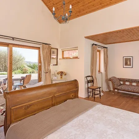 Dolphin Beach House Ξενοδοχείο 4*