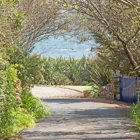 Dolphin Beach House 酒店 4*