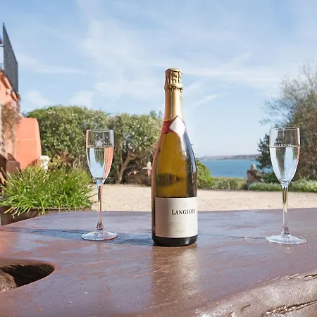 Dolphin Beach House 酒店