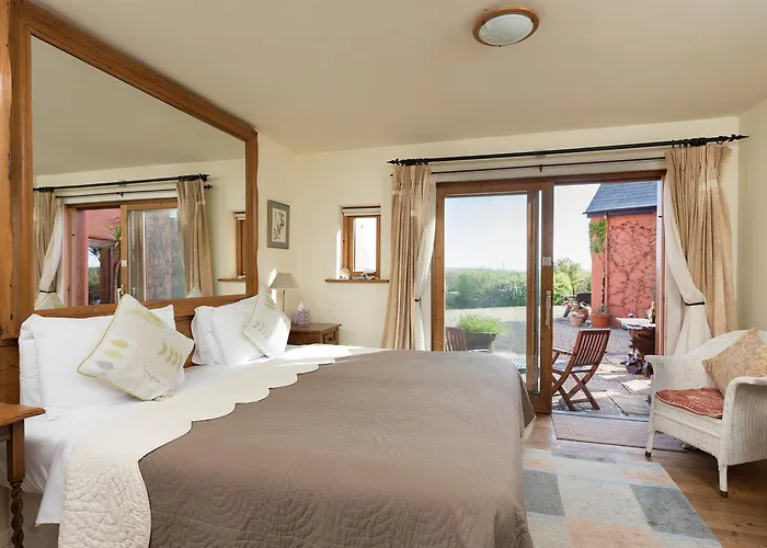 Dolphin Beach House Hotel