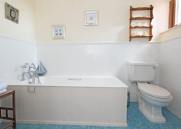 Dolphin Beach House 4*